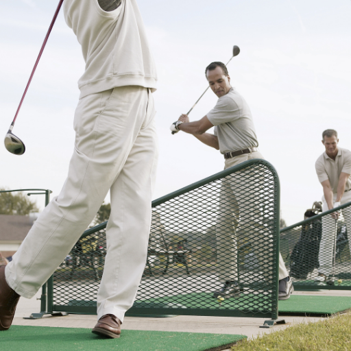ゴルフ練習している男性